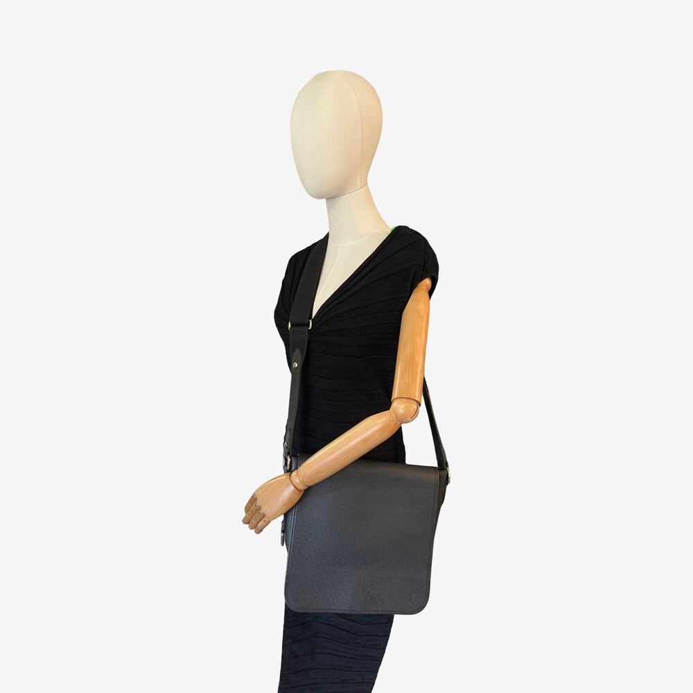 Louis Vuitton Taiga Andrei Messenger Bag Black Dark Gray Crossbody BA3017 France - Picture 11 of 16